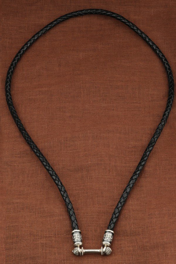 Гайтан из белого золота c кожаным шнурком