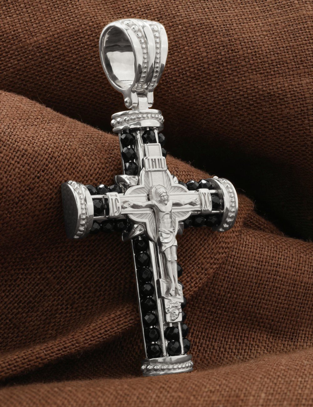 Крест из белого золота c ониксом