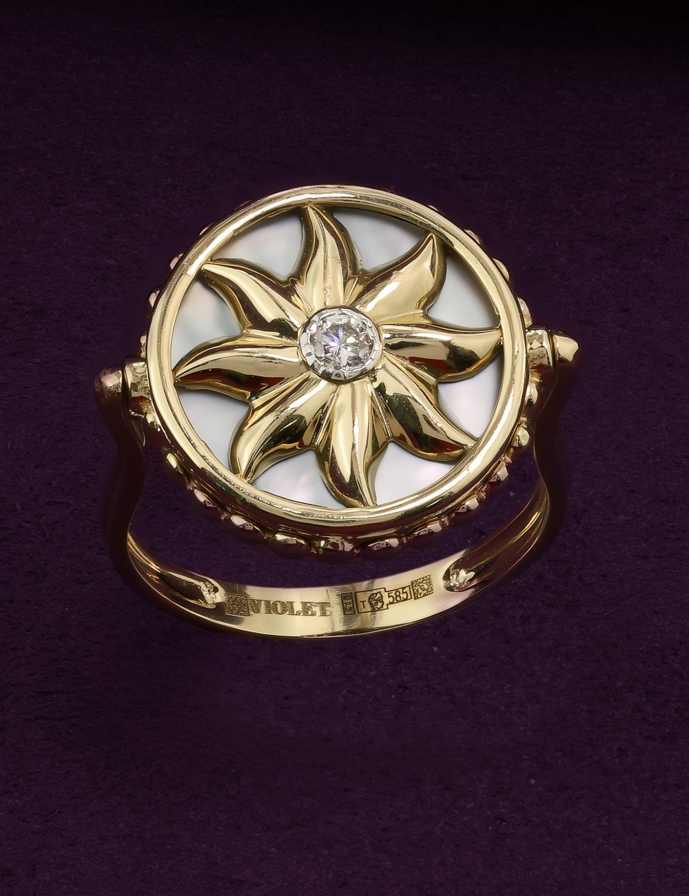 Кольцо из лимонного золота c бриллиантами, лазуритом и перламутром