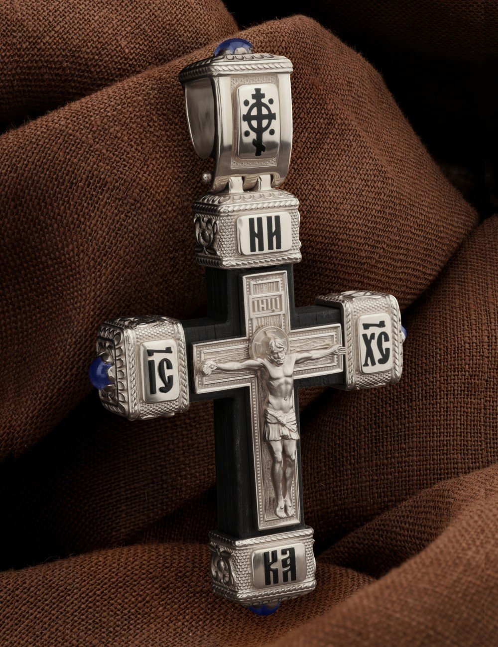 Крест из белого золота c эмалью, сапфиром и эбеновым деревом