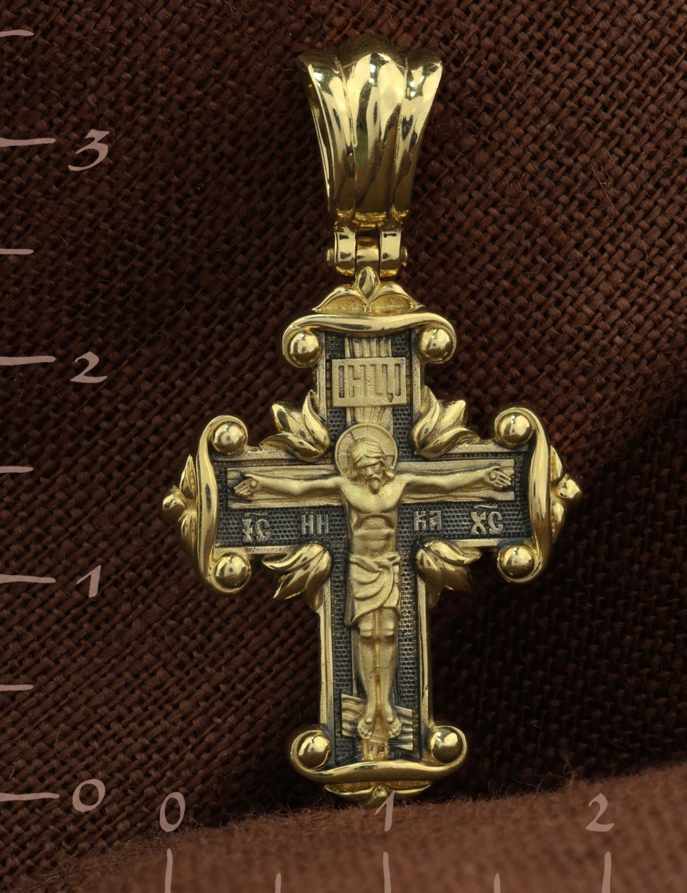 Крест из лимонного золота