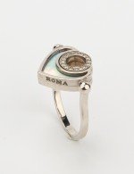 Кольцо из белого золота c бриллиантами, ониксом и перламутром