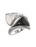 Кольцо из белого золота c ониксом и перламутром