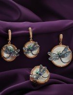 Подвеска из золота c сапфиром, эмалью и перламутром