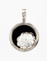 Подвеска из белого золота c ониксом и перламутром