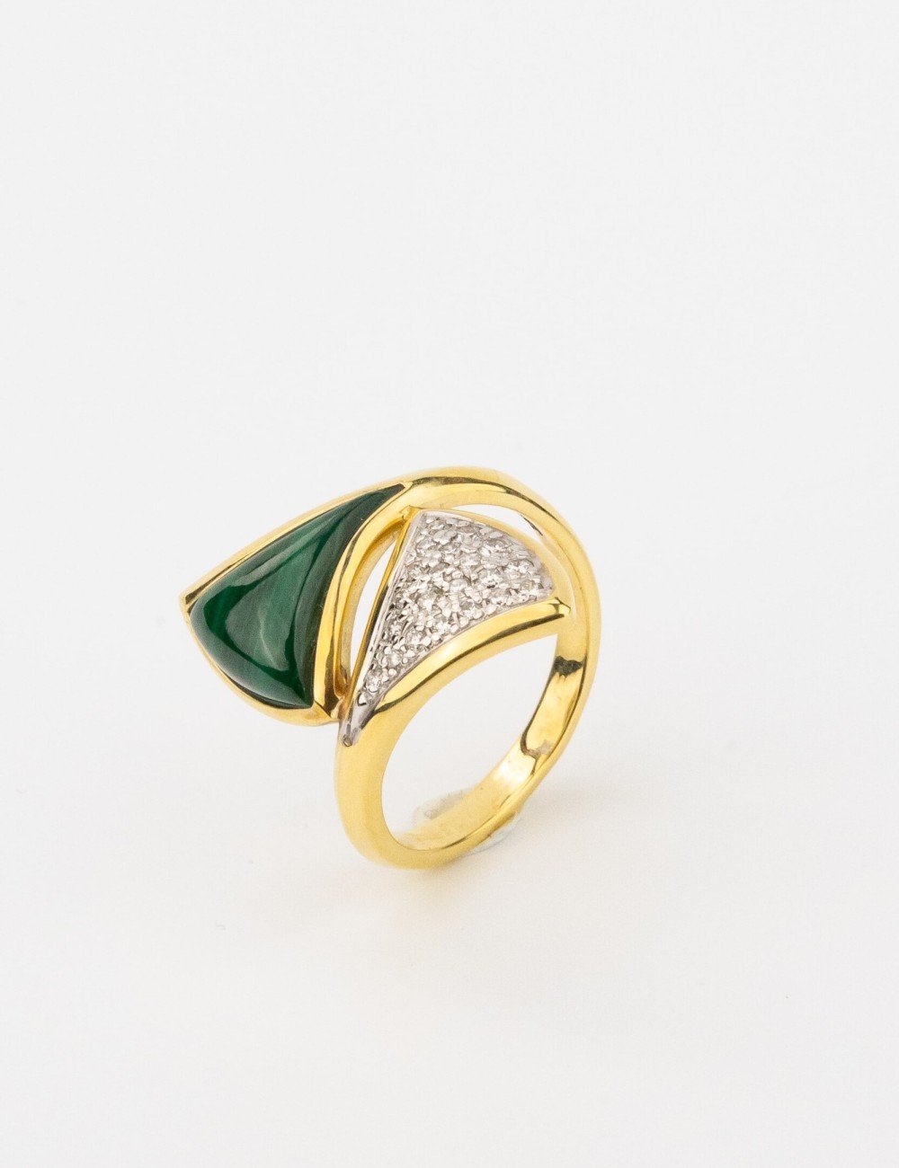 Кольцо из лимонного золота c бриллиантами и малахитом