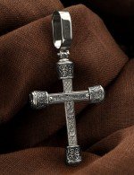 Крест из белого золота c ониксом