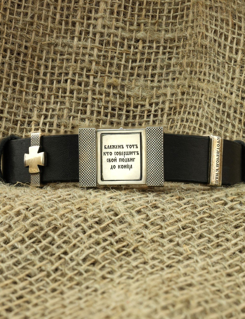 Браслет из серебра и золота c кожаным шнурком