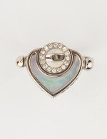 Кольцо из белого золота c бриллиантами, ониксом и перламутром