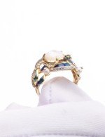 Кольцо из лимонного золота c эмалью, бриллиантами, жемчугом и перламутром