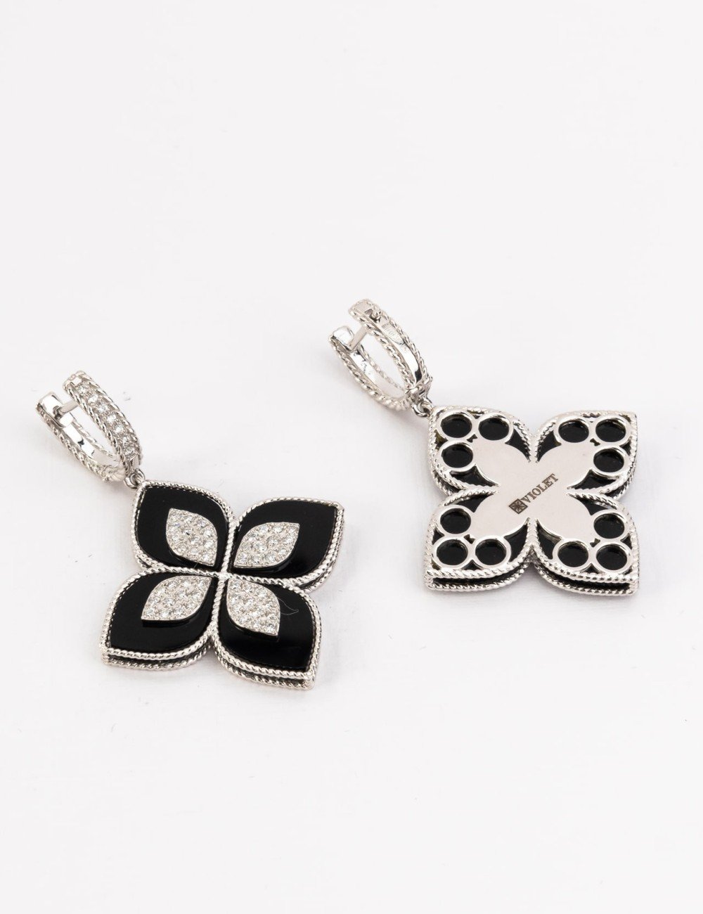 Серьги из белого золота c бриллиантами и ониксом