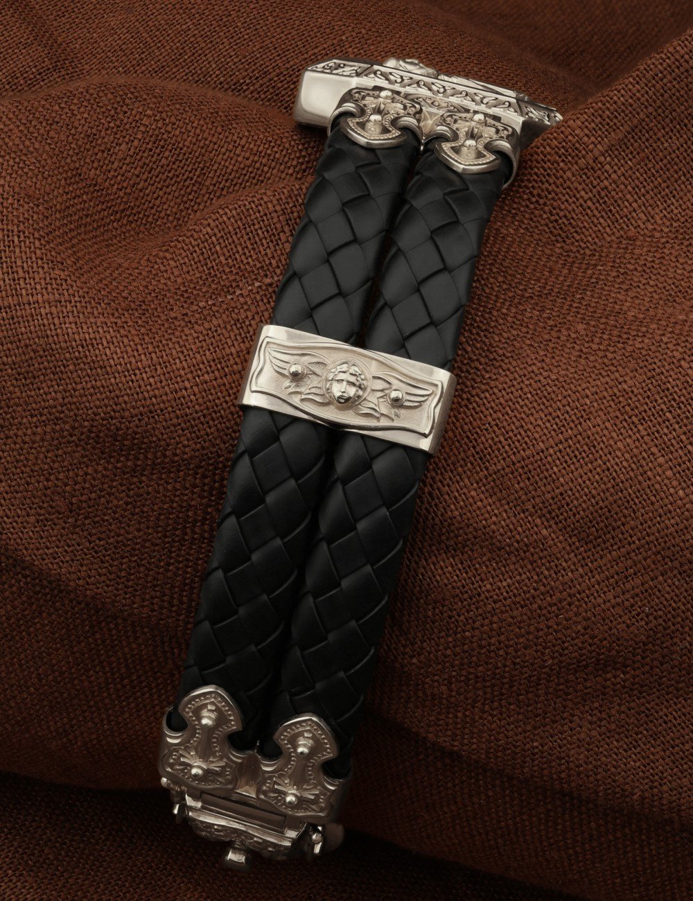 Браслет из белого золота c шнурком и ониксом