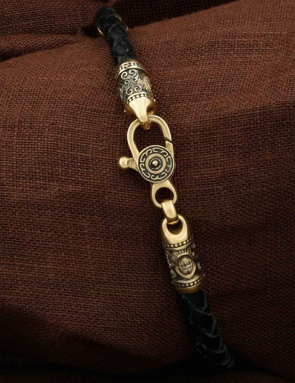 Браслет из лимонного золота c кожаным шнурком