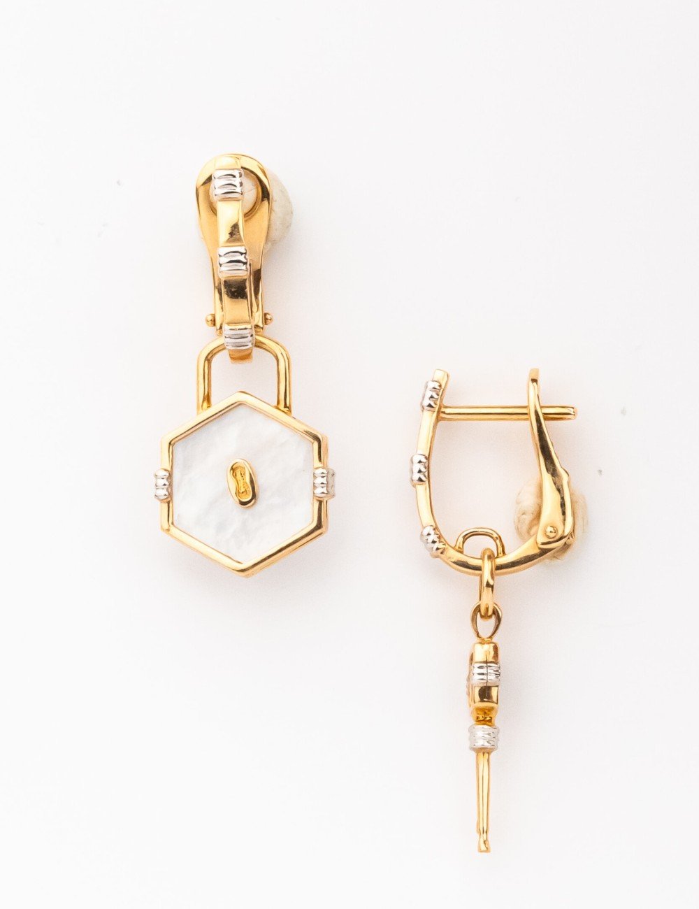 Серьги из золота c ониксом и перламутром