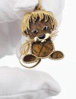 Подвеска из лимонного золота c эмалью и тигровым глазом