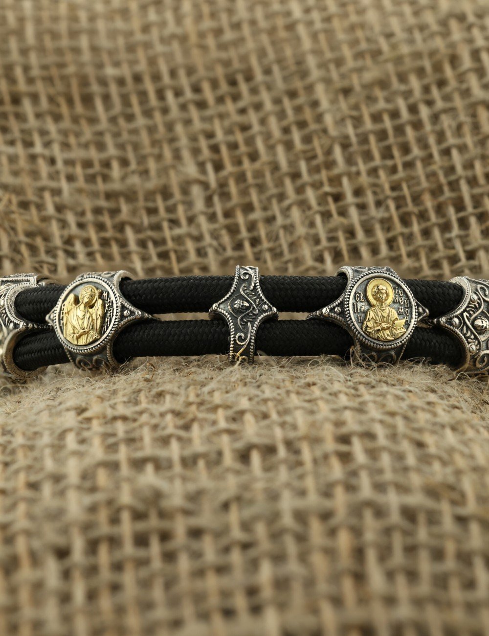 Браслет из серебра и золота c ониксом и шёлковым шнурком