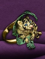 Кольцо из лимонного золота c эмалью и изумрудом