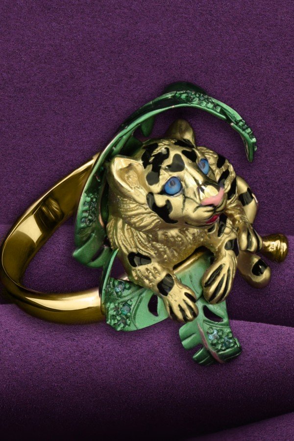 Кольцо из лимонного золота c эмалью и изумрудом