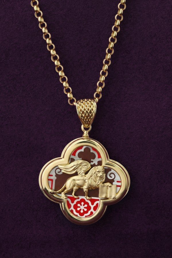 Подвеска из лимонного золота c эмалью и перламутром