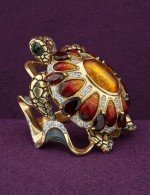 Кольцо из лимонного золота c эмалью, фианитом, гранатом и янтарём