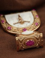 Образок из золота c эмалью, рубином и бивнем мамонта