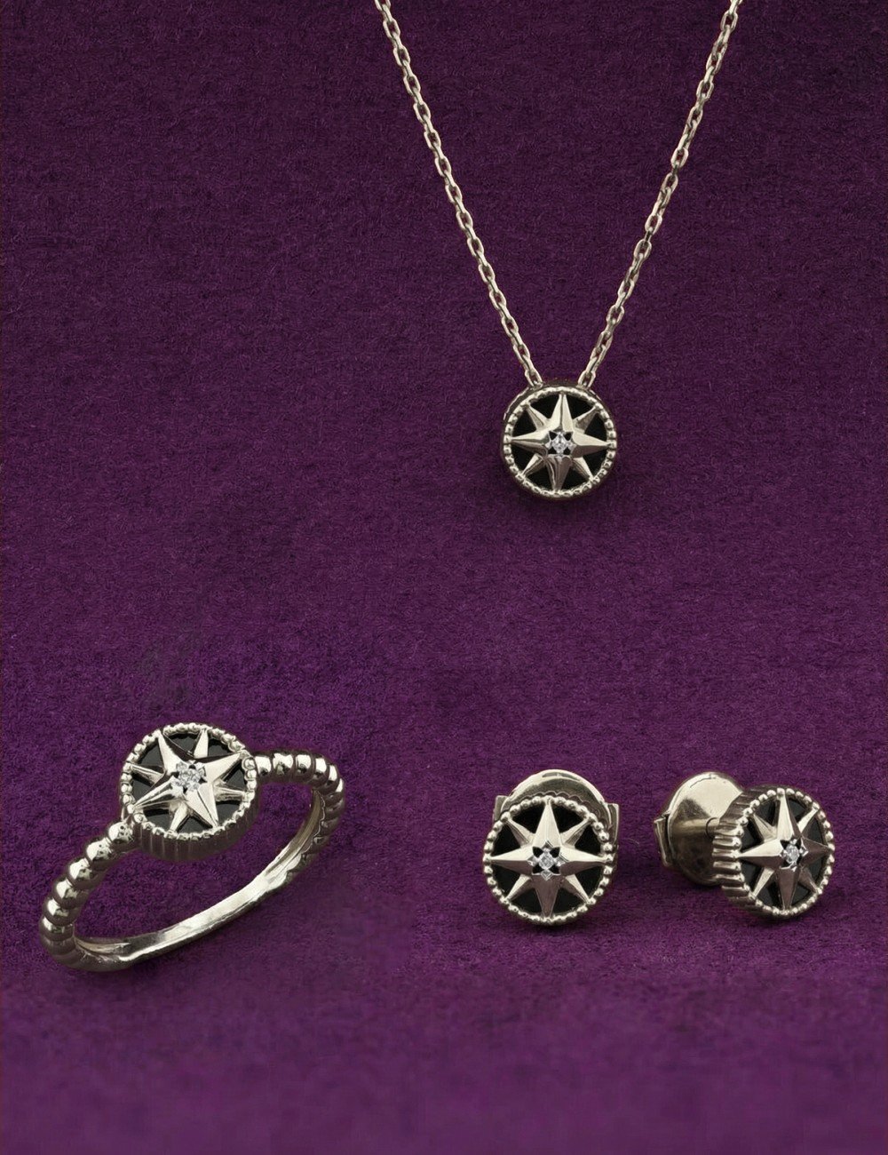 Колье из белого золота c бриллиантами и ониксом