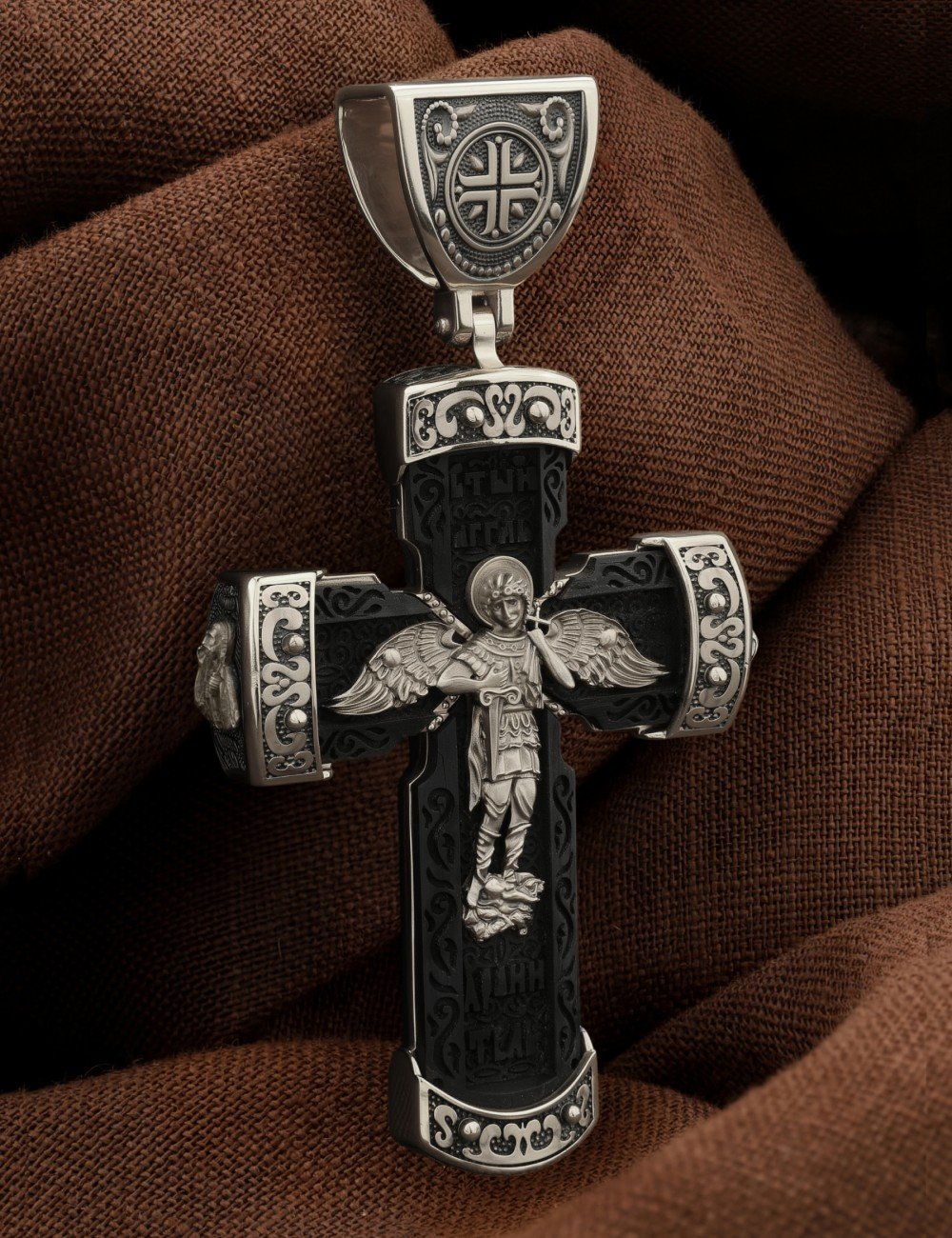 Крест из белого золота c эбеновым деревом