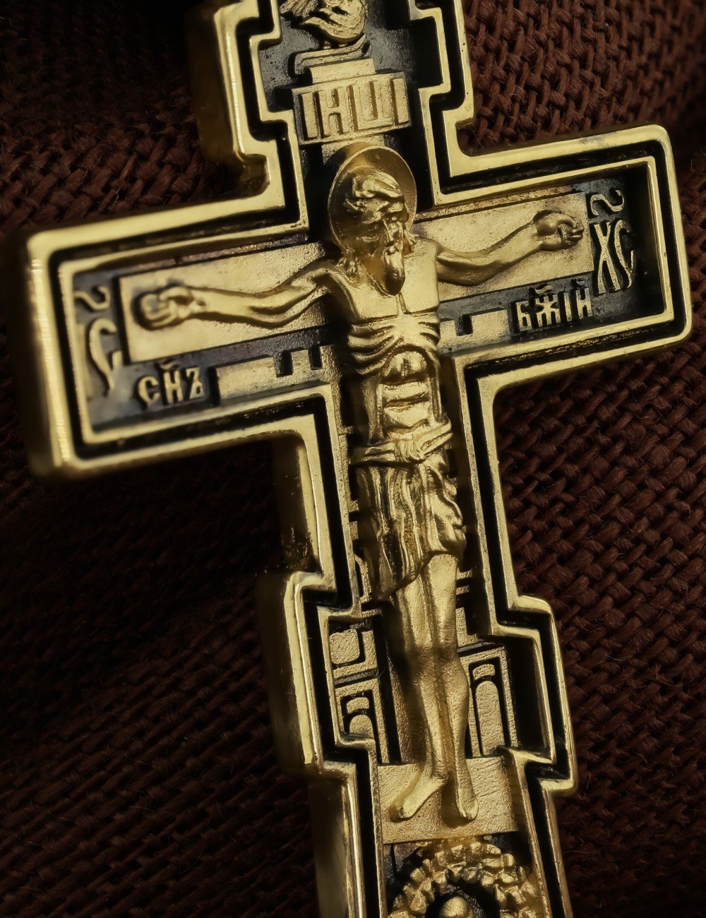 Крест из лимонного золота