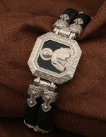 Браслет из белого золота c шнурком и ониксом