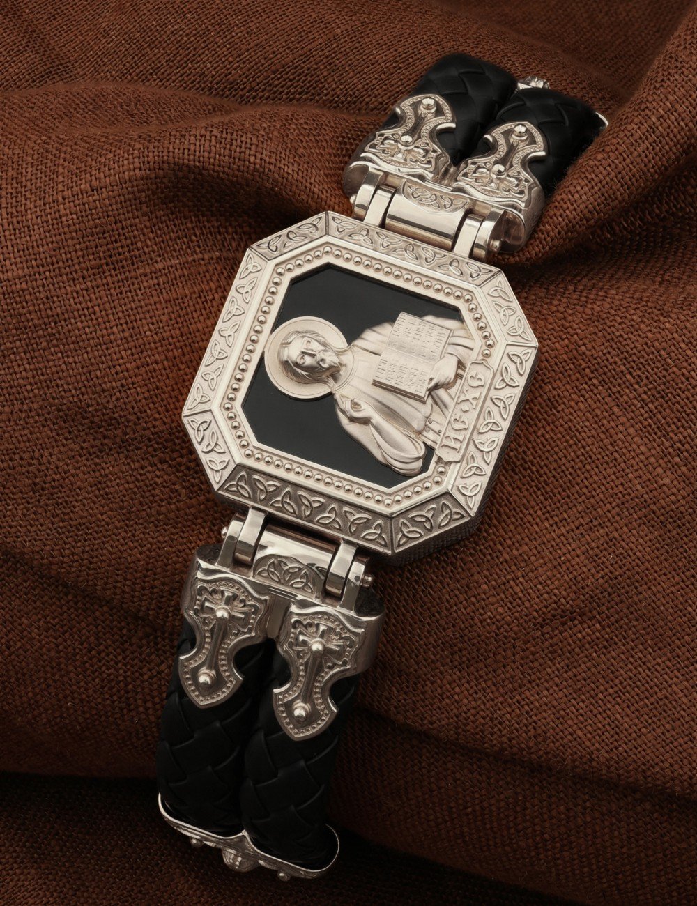 Браслет из белого золота c шнурком и ониксом