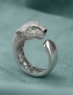 Кольцо из белого золота c бриллиантами, изумрудом и ониксом