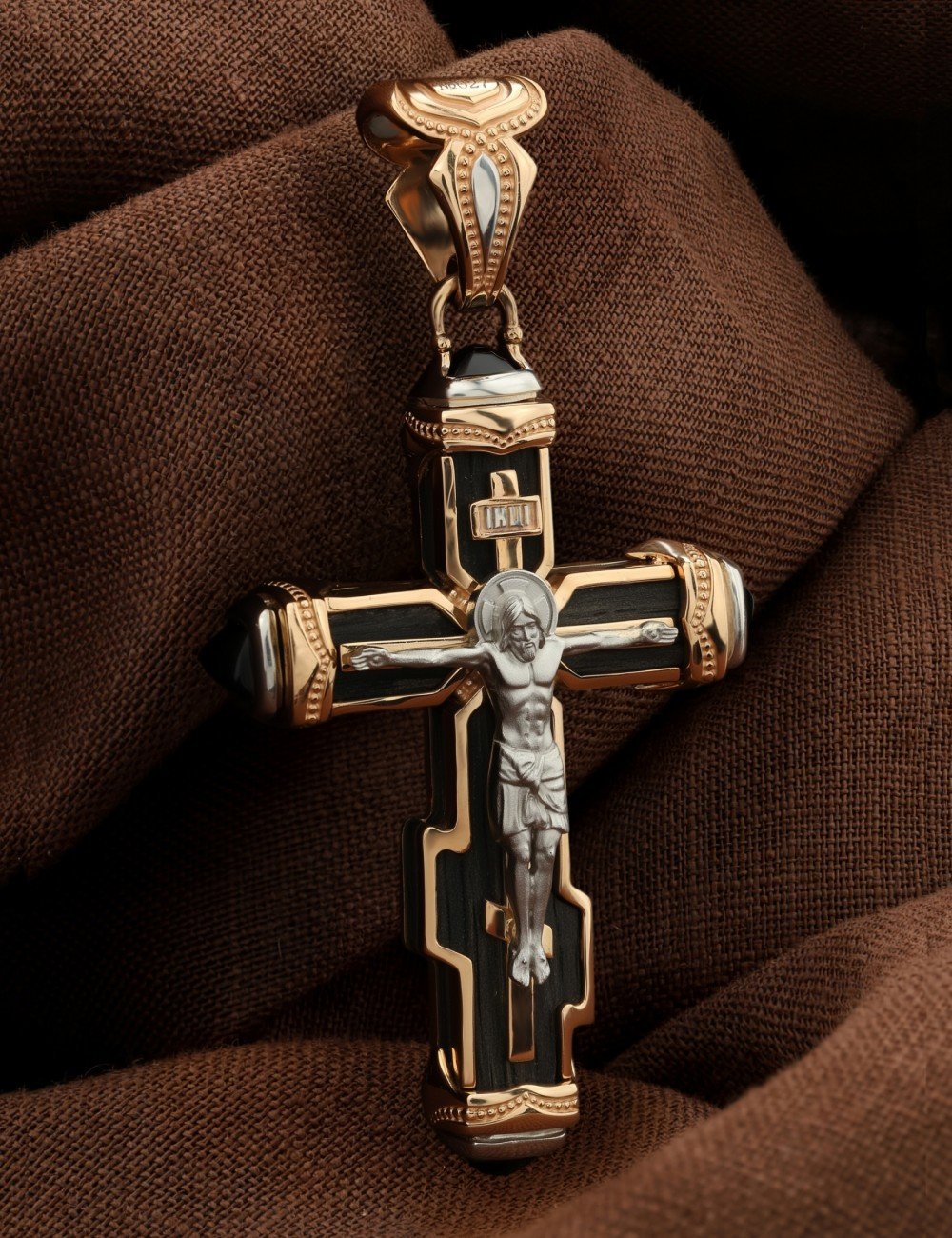 Крест из золота c ониксом и эбеновым деревом