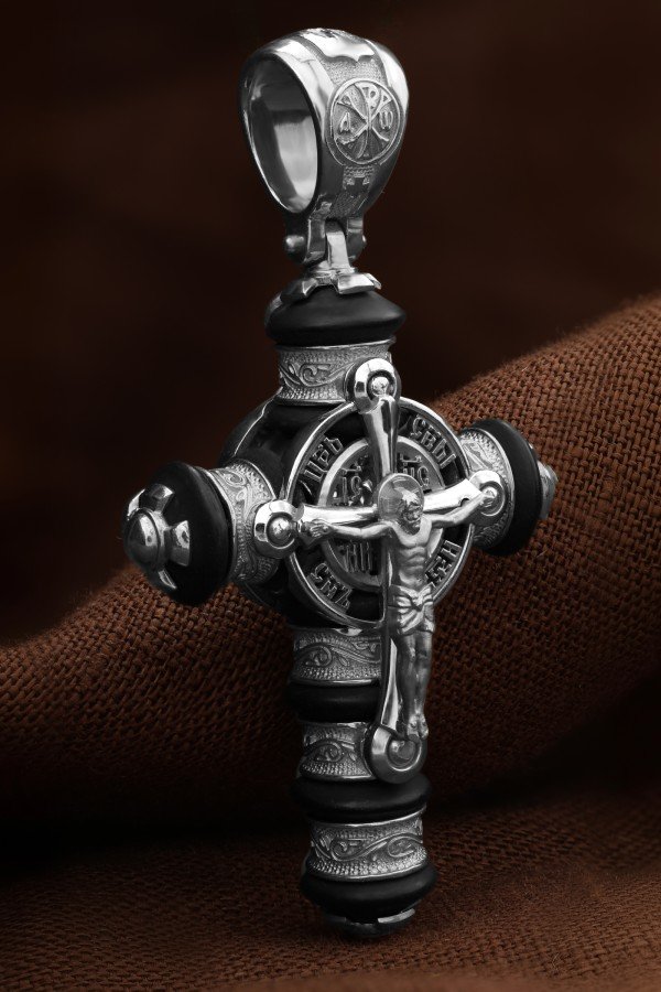 Крест из белого золота c ониксом