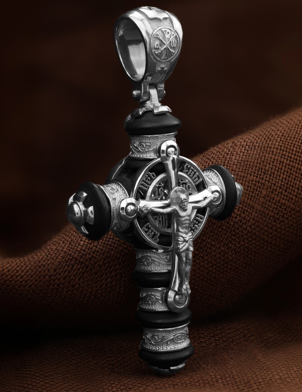 Крест из белого золота c ониксом