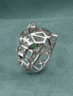 Кольцо из белого золота c изумрудом и ониксом