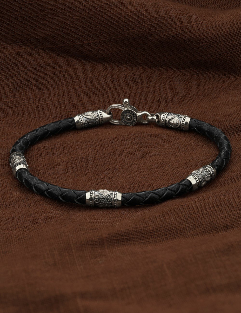 Браслет из белого золота c кожаным шнурком