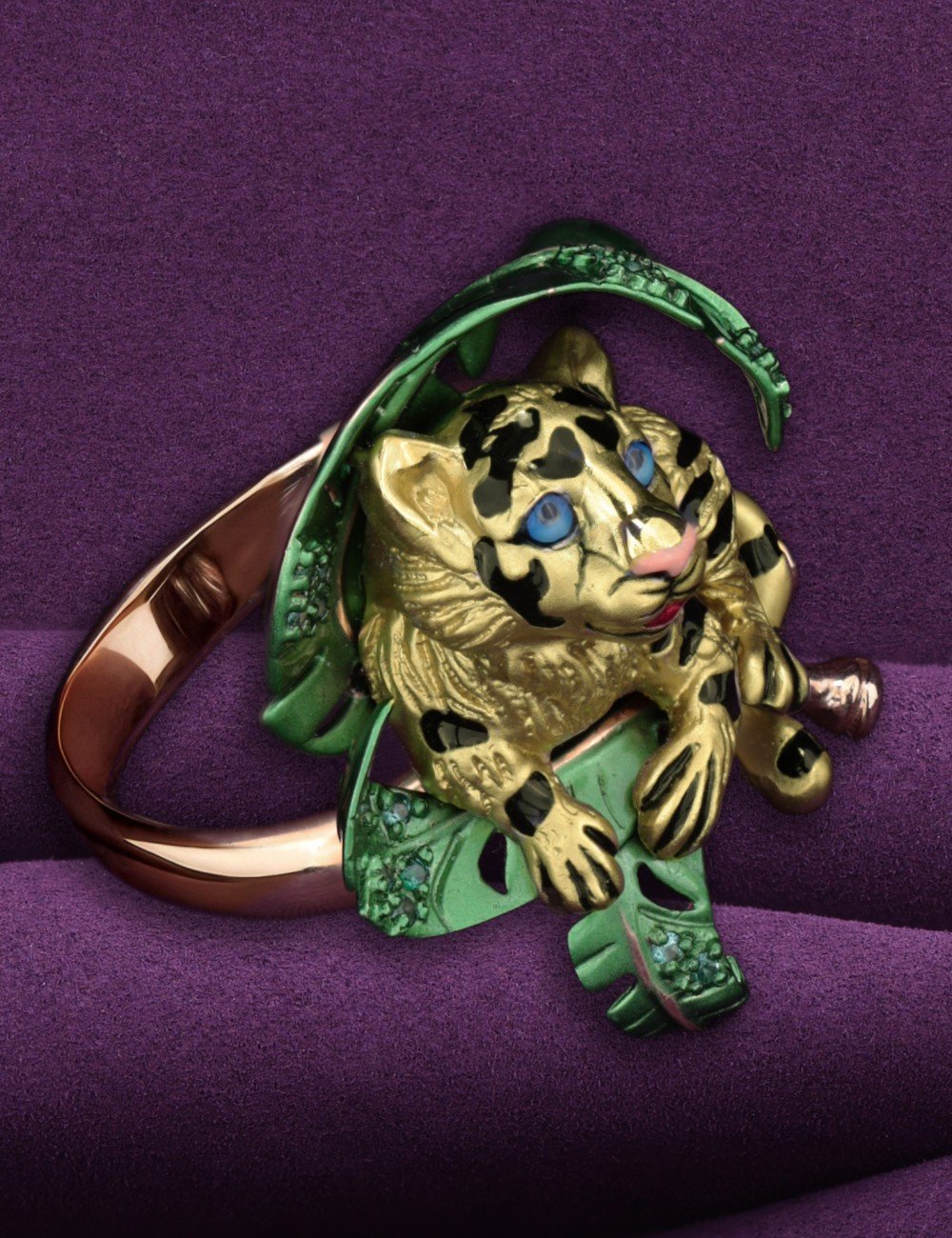 Кольцо из золота c эмалью и изумрудом