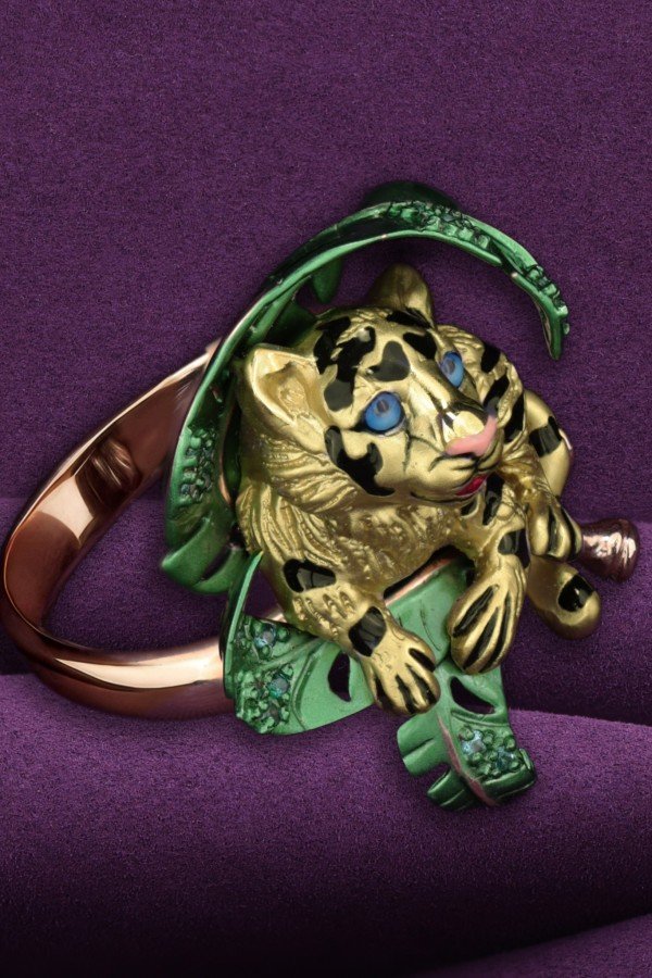 Кольцо из золота c эмалью и изумрудом