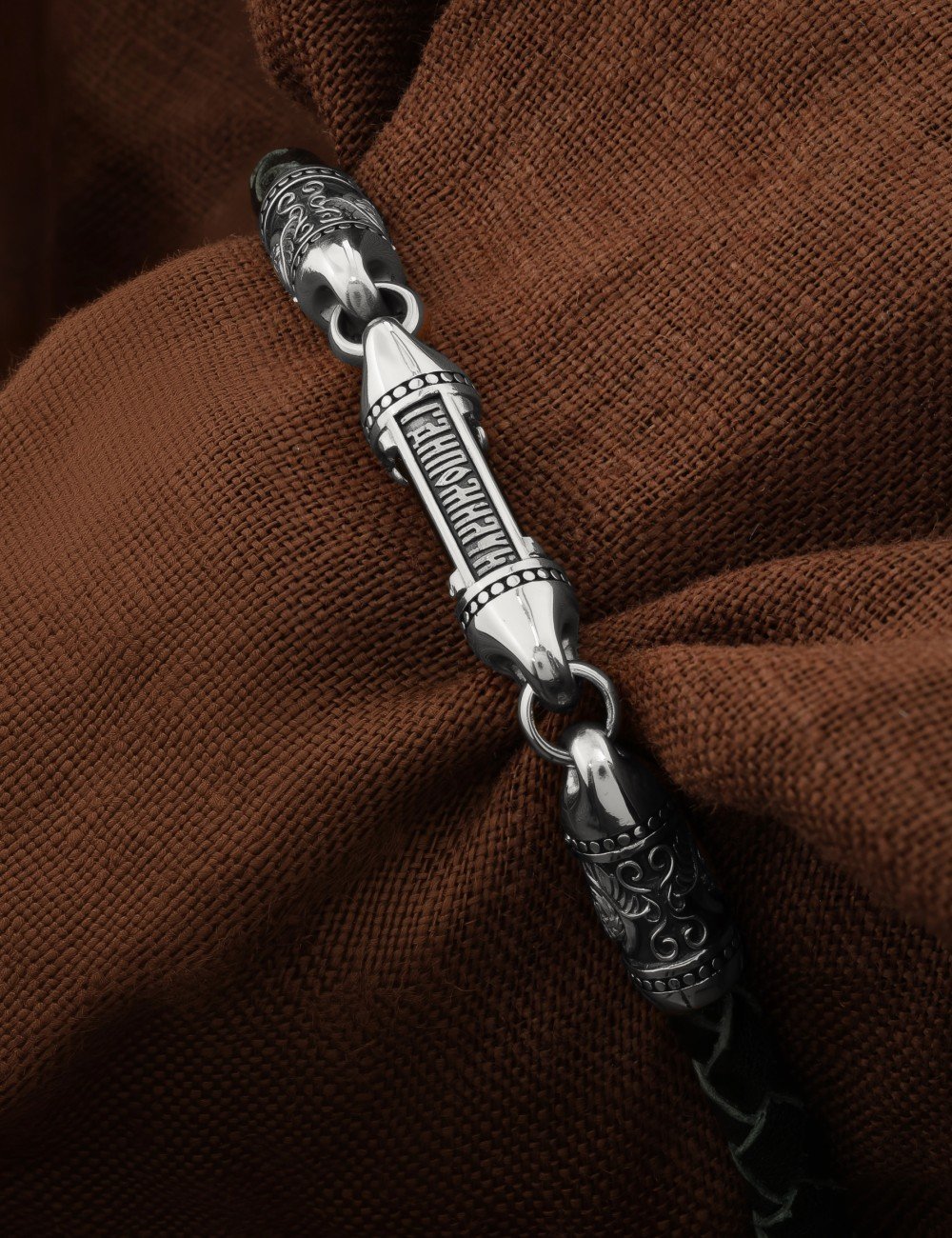 Браслет из белого золота c кожаным шнурком и ониксом