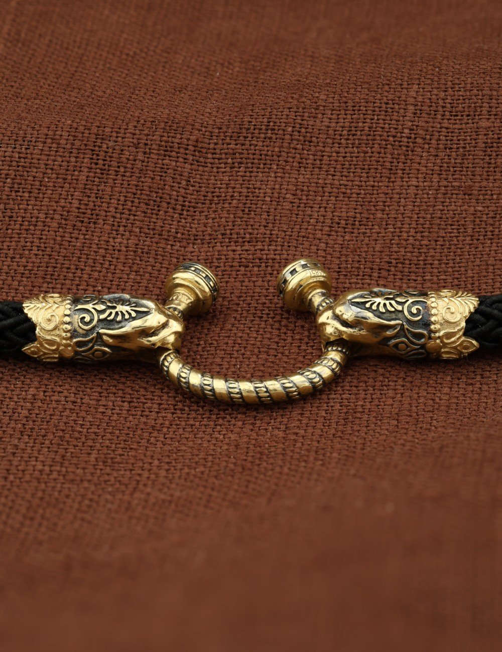 Шнурок шёлковый из лимонного золота c шёлковым шнурком