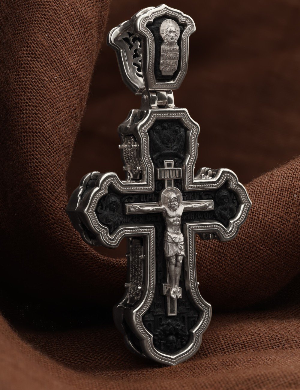 Крест из белого золота c эбеновым деревом