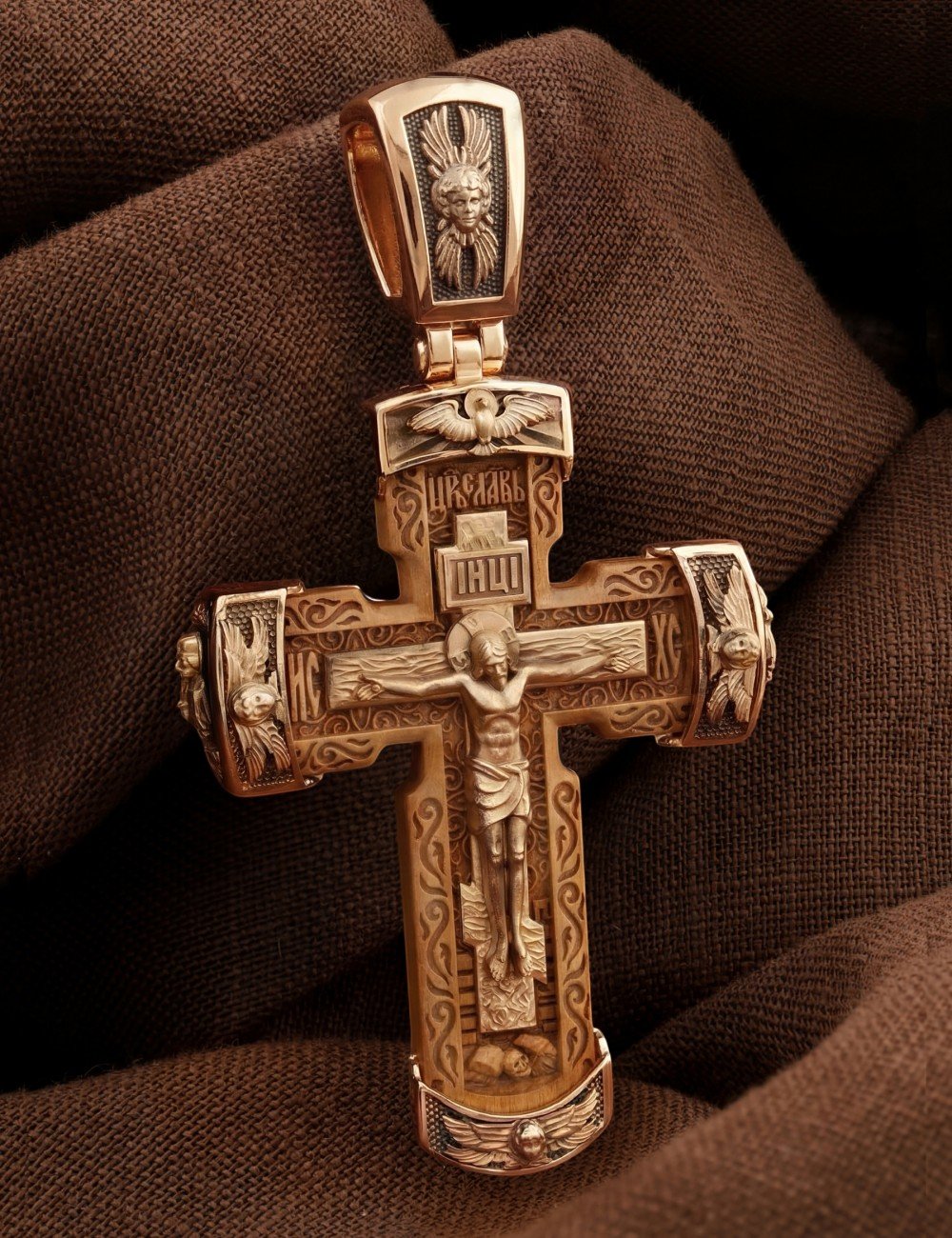 Крест из золота c деревом груши