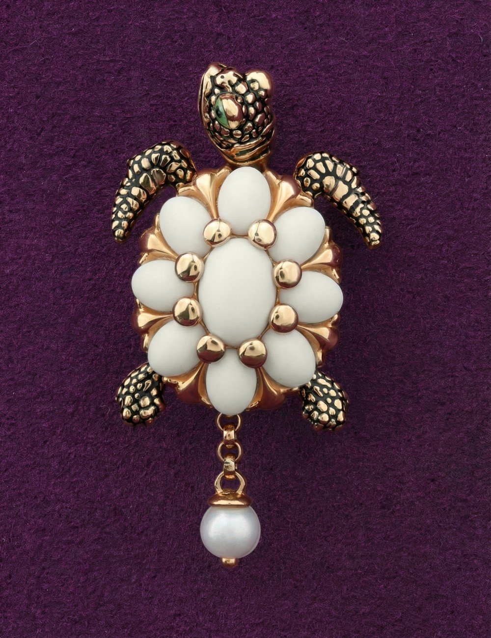 Подвеска из золота c эмалью, жемчугом и бивнем мамонта