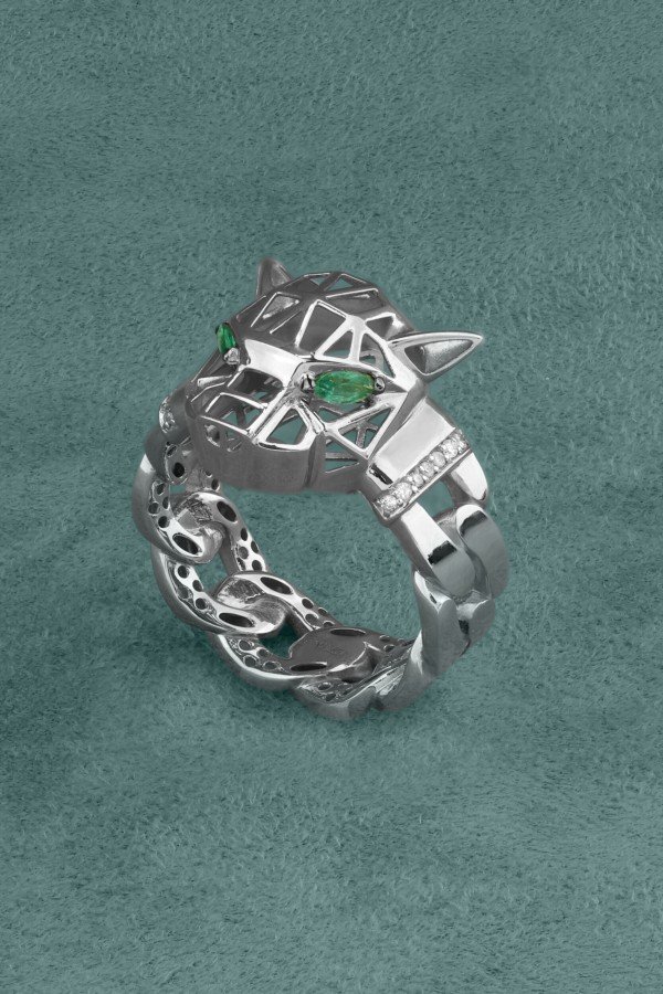 Кольцо из белого золота c бриллиантами и изумрудом
