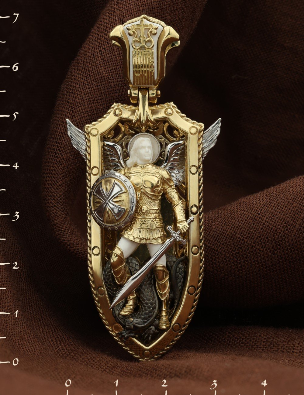 Образок из лимонного золота c эмалью и бивнем мамонта