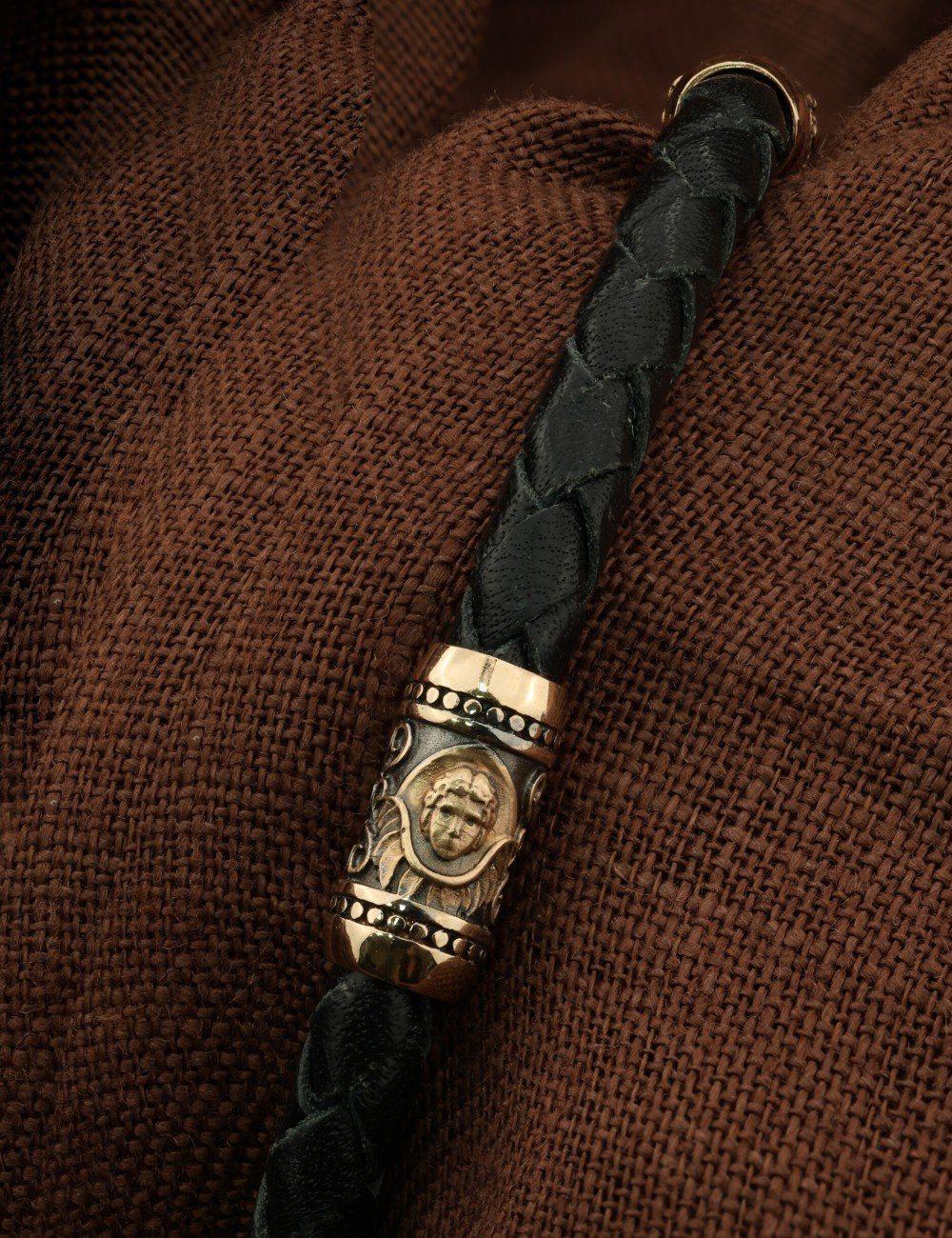 Браслет из золота c кожаным шнурком