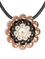 Подвеска из золота c ониксом и перламутром