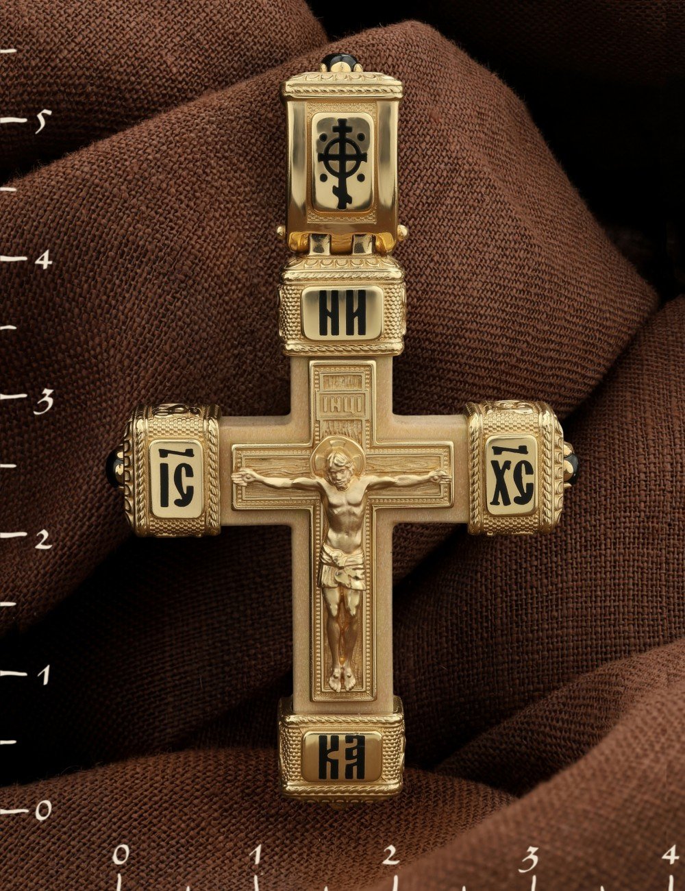 Крест из лимонного золота c эмалью, ониксом и деревом груши