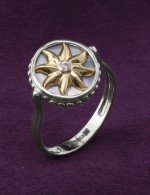 Кольцо из белого золота c бриллиантами, ониксом и перламутром