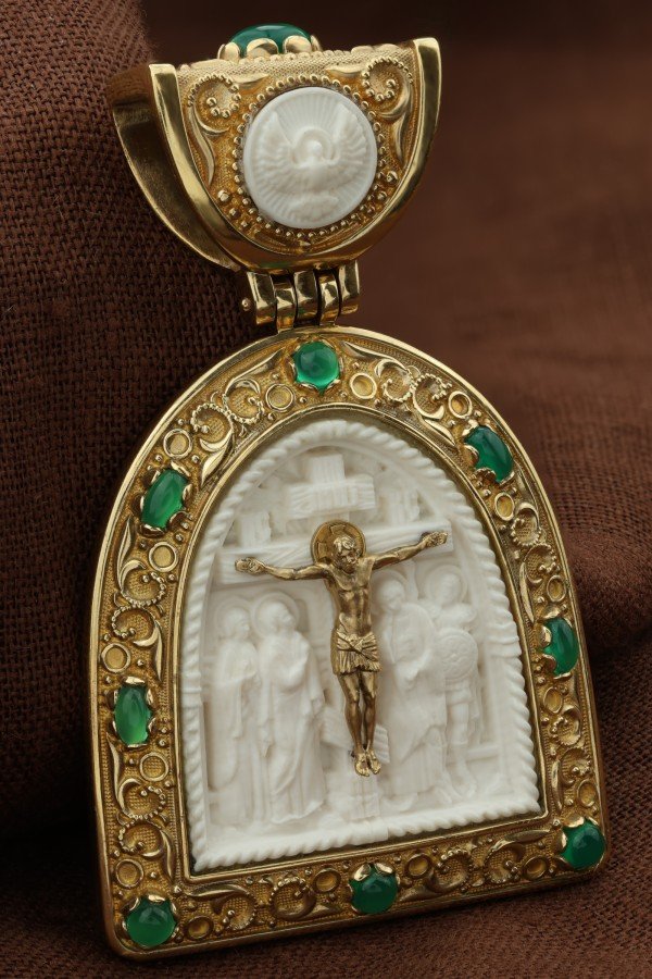 Образок из лимонного золота c эмалью, хризопразом и бивнем мамонта